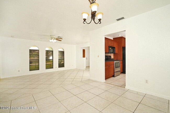 Building Photo - 765 Palm Dr