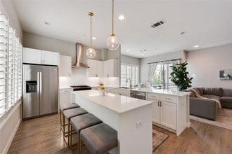 Building Photo - 2107 Bennett Ave