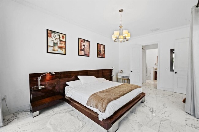 Building Photo - 2437 Castilla Is