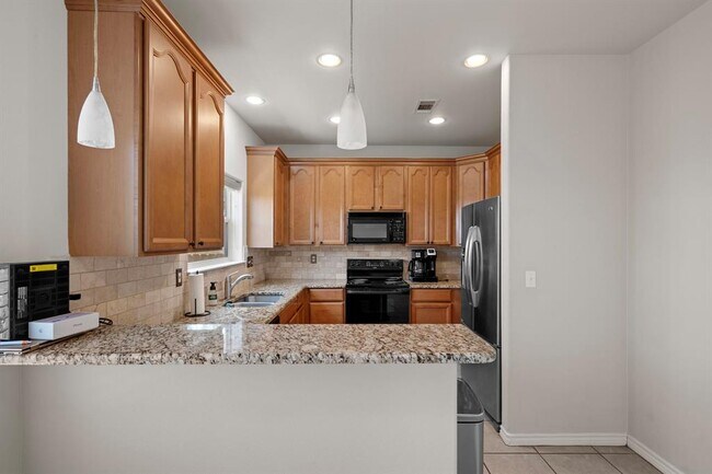 Foto del edificio - 7312 E Ben White Blvd