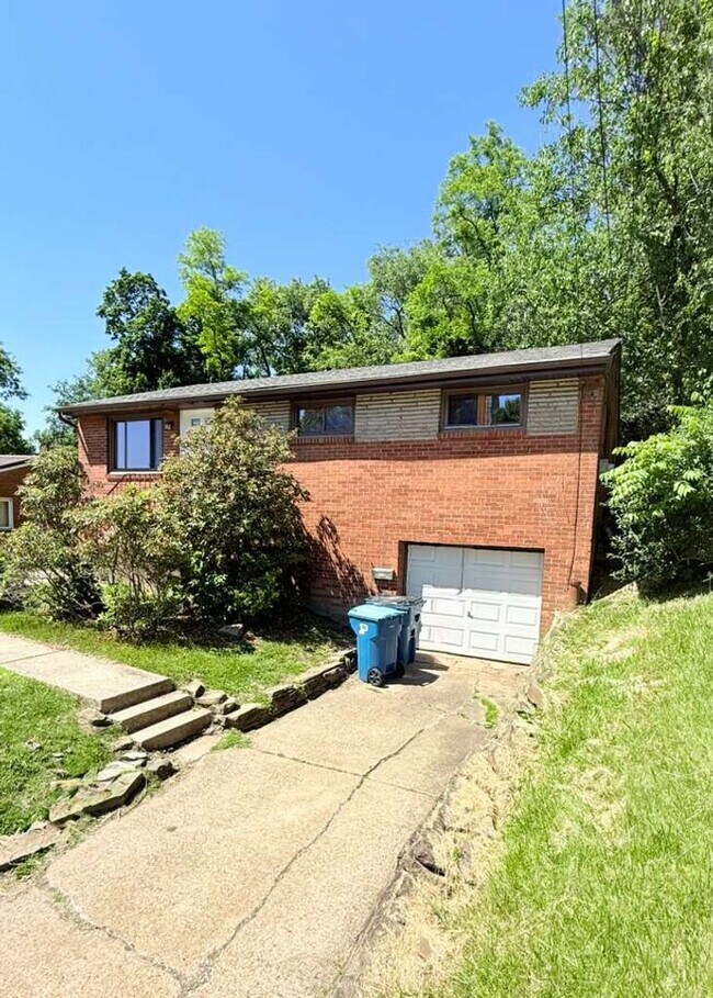 Foto del edificio - Fabulous 3 bed 1 bath House in Penn Hills