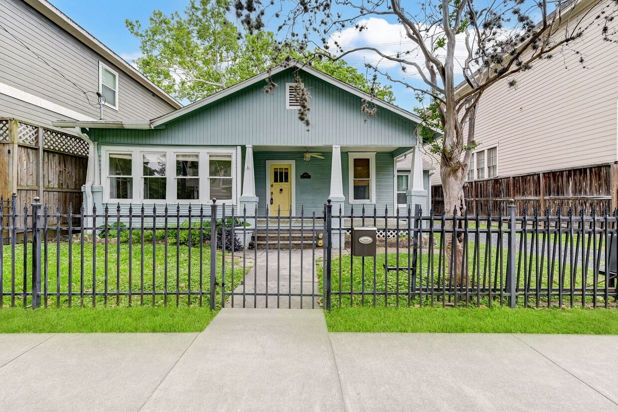 Primary Photo - Bungalow in the heart of the Heights!