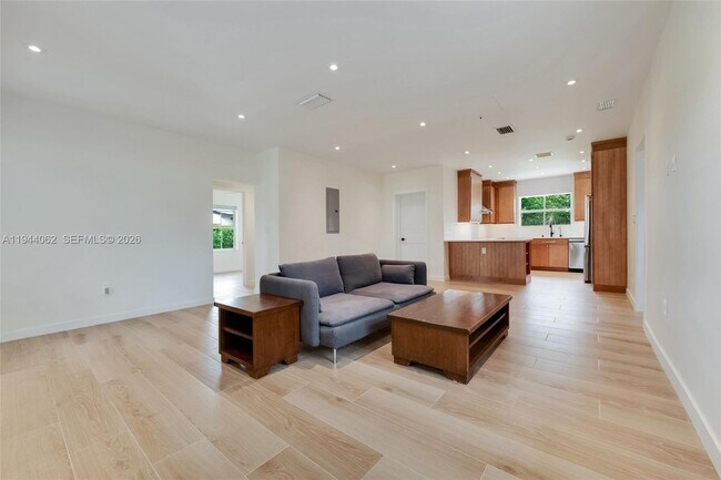 Foto del edificio - 6356 SW 14th St