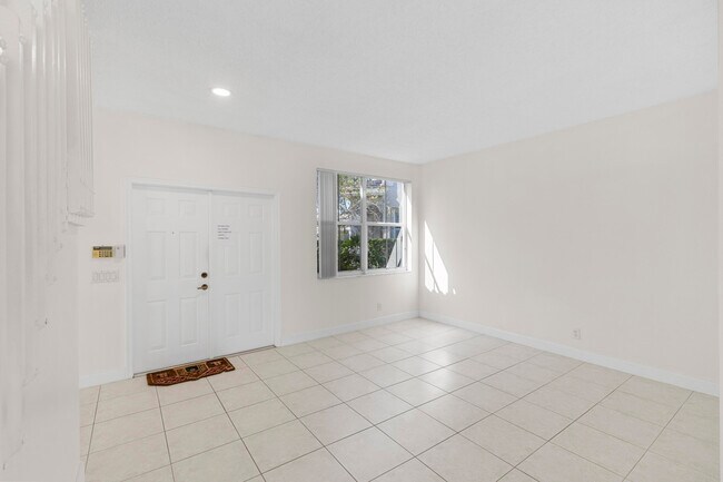 Building Photo - 872 Tanglewood Cir