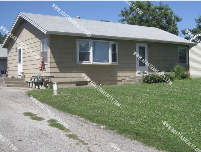 Building Photo - Adorable 2 Bedroom House in Lawrence-Avail...