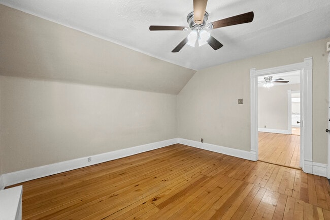 LR or BDRM - 331 Des Plaines Ave