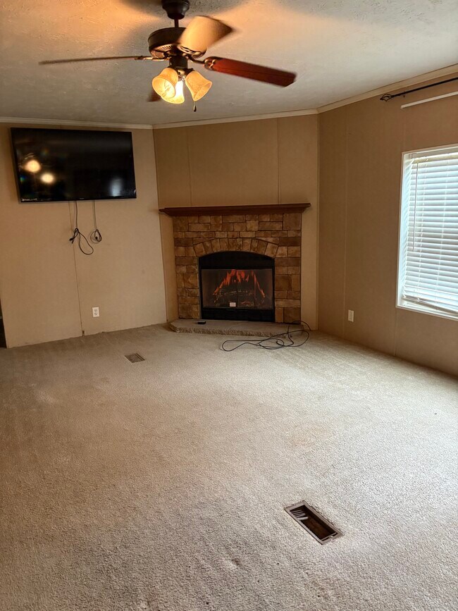 Gran sala de estar - 643 Dogwood Trl