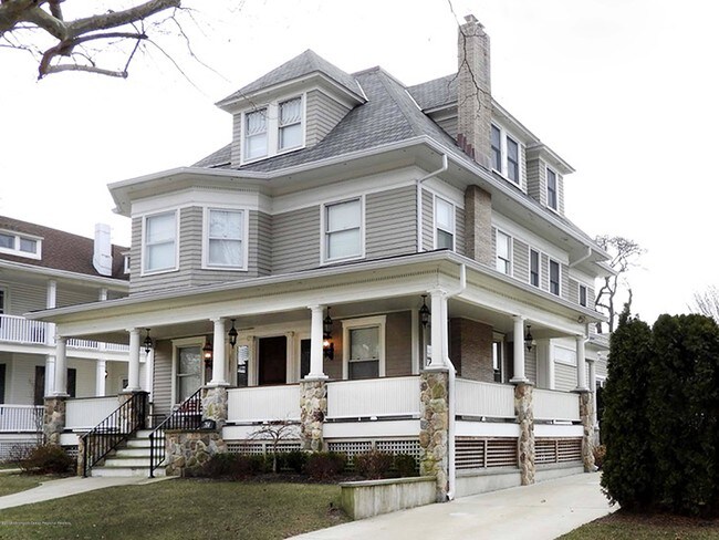Building Photo - 704 7th Ave