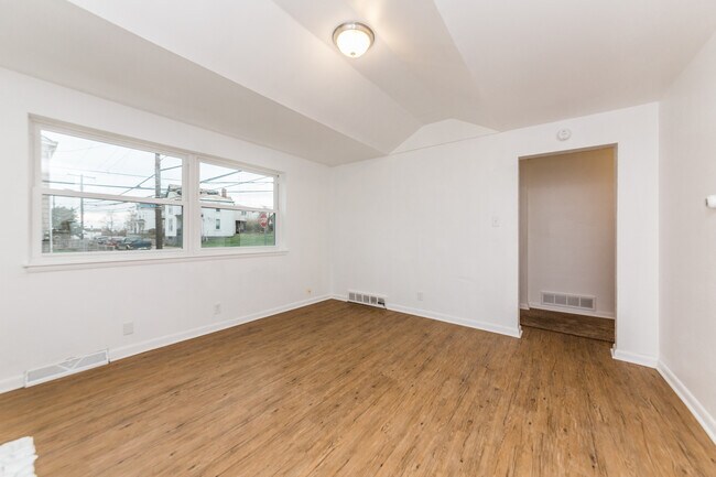 Foto del edificio - AVAILABLE JULY 2026 - Updated 2 Bedroom Home w/ Large Bedrooms & Easy Parking!