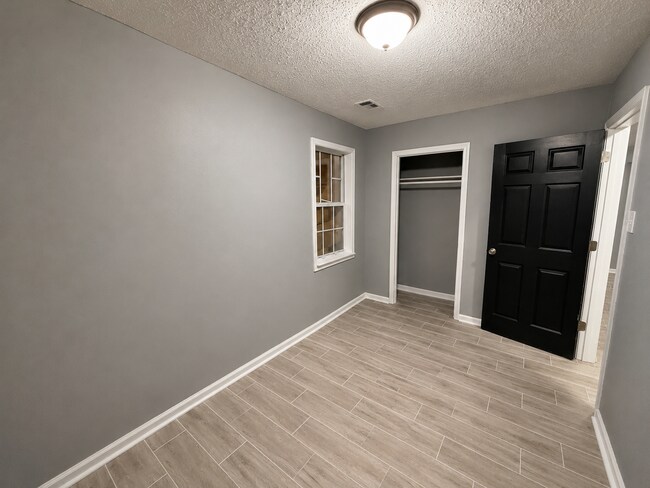 Building Photo - 1586 Harmen St