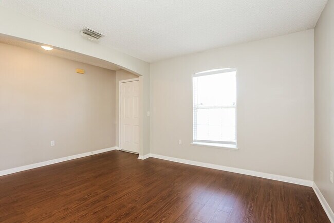 Foto del edificio - 7288 Lawn Tennis Ln