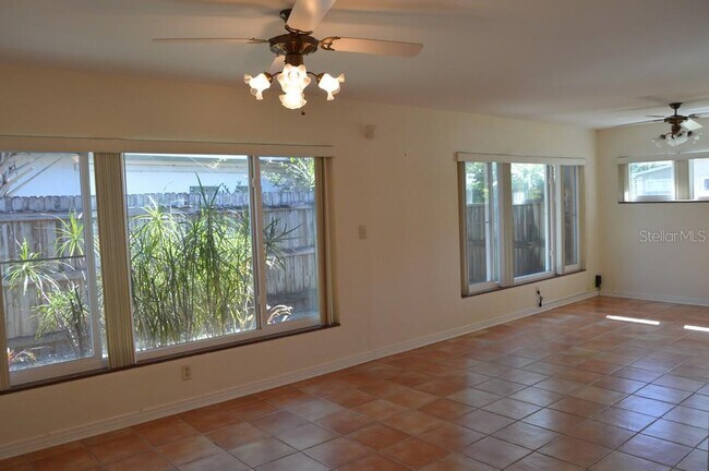 Building Photo - 526 Suwanee Cir