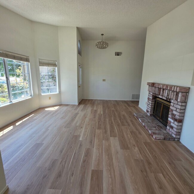 Building Photo - 3bd/2ba Single Story, Fresh Updates, Huge Backyard