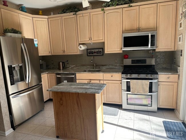 Building Photo - 1304 Dahlia Cir
