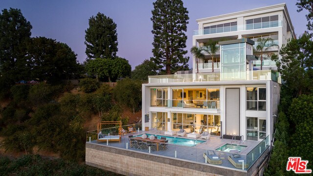 Foto principal - 2391 Roscomare Rd