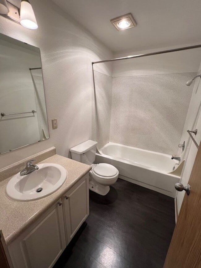Interior Photo - Jefferson Court