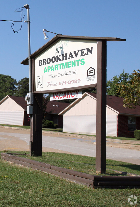 Building Photo - Brookhaven Apartments