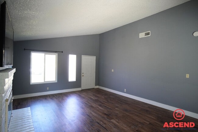 Building Photo - Charming Home with SOLAR in East Bakersfield!