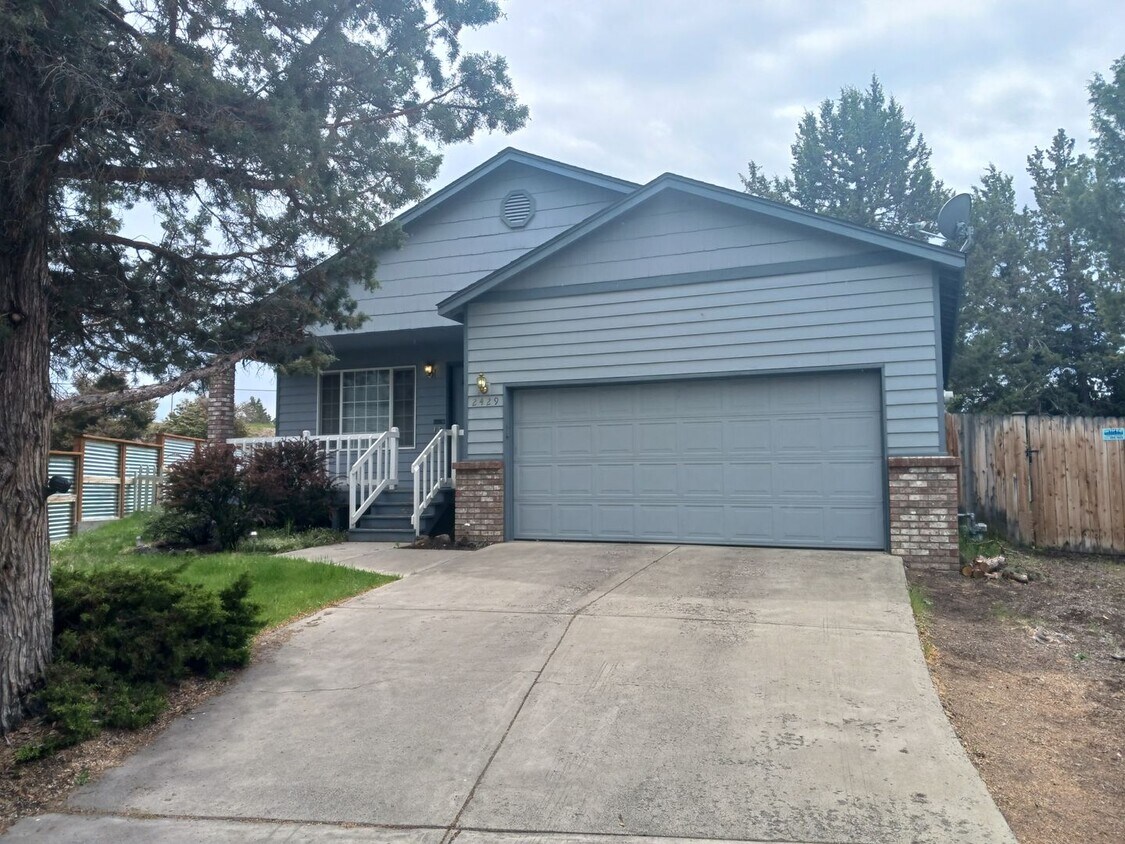 Primary Photo - Fantastic 3 Bedroom House Great Location