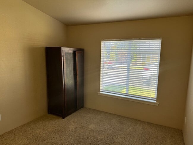 Building Photo - COME HOME TO COMFORT TO THIS 3 BEDROOM HOM...
