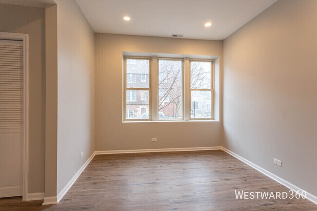 Foto del edificio - 4656 N Albany Ave