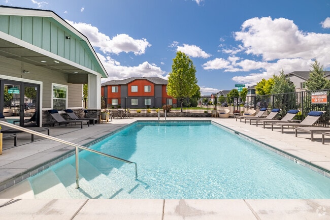 Piscina - Crimson Point Apartments