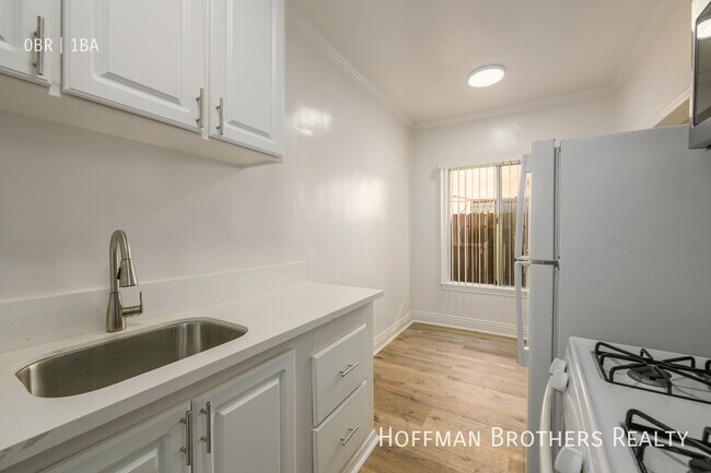 Foto del edificio - 1319 N Bronson Ave