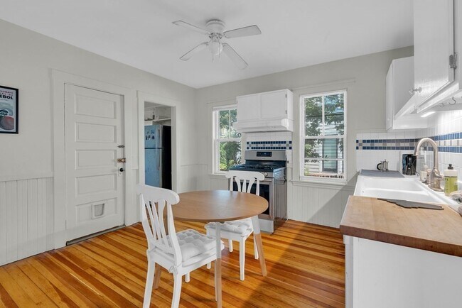 Building Photo - 5 Hollis Park