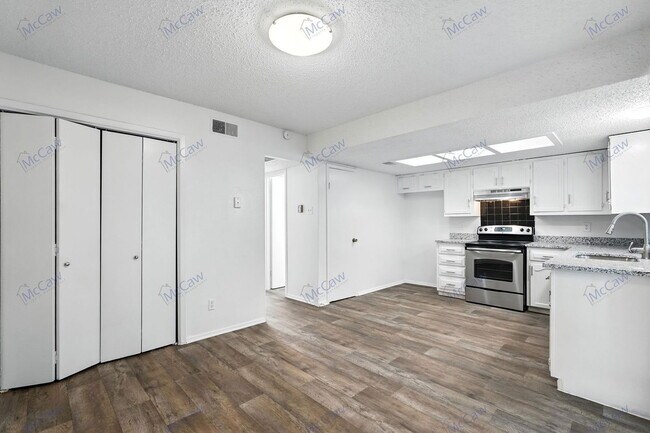 Building Photo - 326 Candlewood Ln
