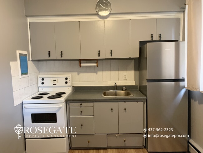Photo du bâtiment - 1-Bedroom Apartment in Hamilton | Heat, Water & Internet Included + Parking