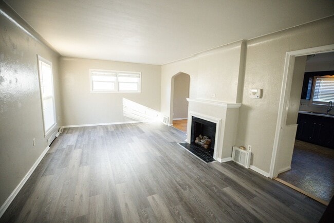 Building Photo - Beautiful, functional, and clean three bed...