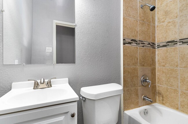 Building Photo - Affordable 4BD/2.5BA house!