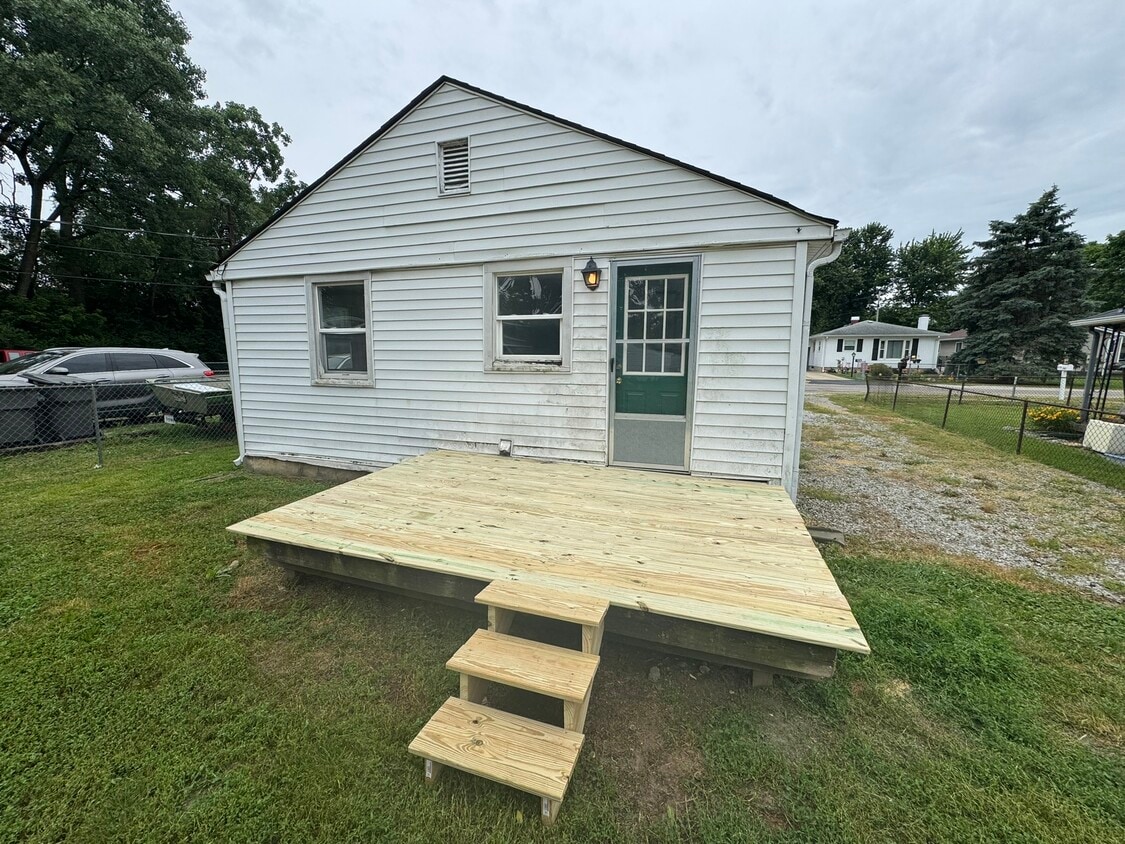 Building Photo - 1548 E Perry St