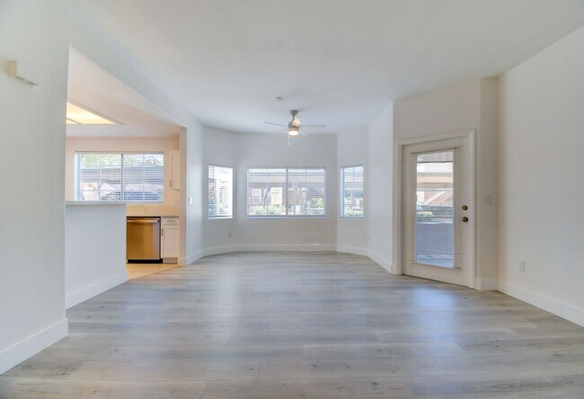 Foto del edificio - Beautifully Updated 2BR/2BA Condo in Gated Horizon Hills — MacDonald Ranch