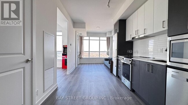 Photo du bâtiment - 50 Upper Mall Wy