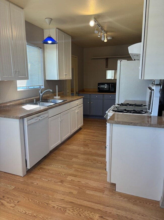 Foto del edificio - Spacious 2 Bedroom with Sunroom & Office 5...