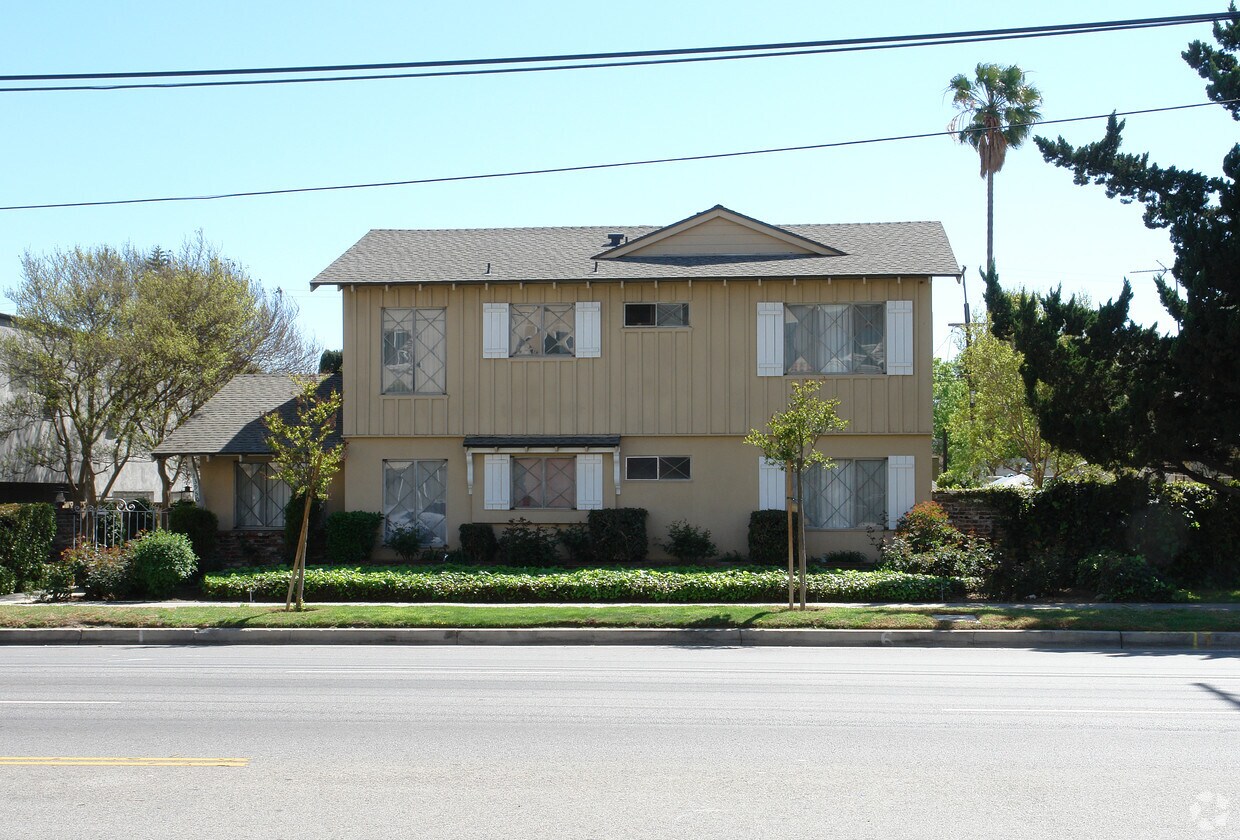 Building Photo - 13950 Sherman Way