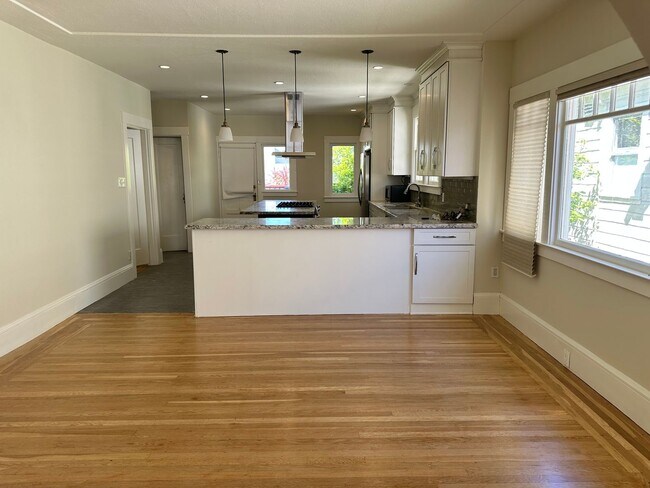 Building Photo - Large house in lower Temescal with large y...