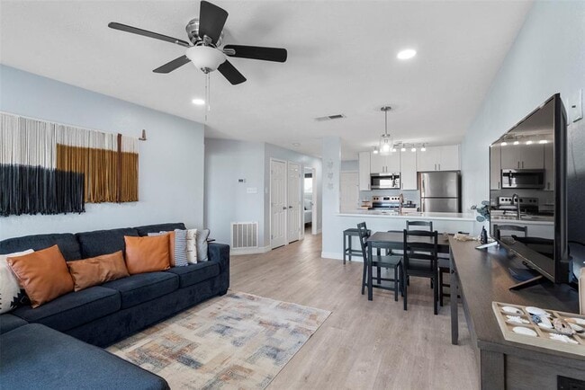 Building Photo - 7600 Seawall Blvd