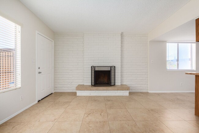 Building Photo - Quaint Two Bedroom, Two Bathroom in Tempe
