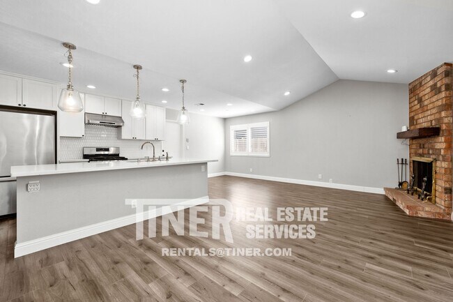 Foto del edificio - Exquisite 4-Bedroom Home with Updated Kitc...