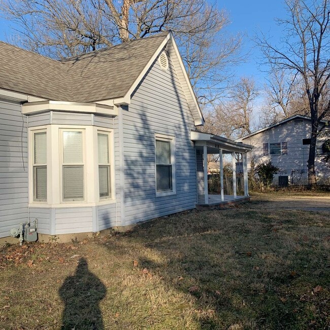 Building Photo - 418 S Sycamore St
