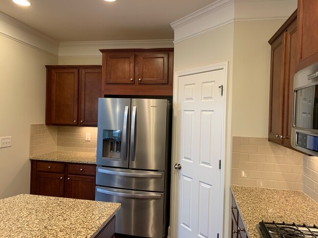 Building Photo - 2562 Sibley Dr