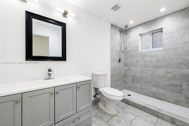 Foto del edificio - 7705 NW 3rd Ave