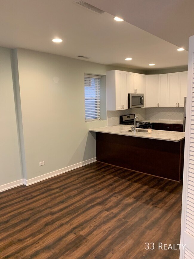Foto del edificio - Stunning GARDEN UNIT / W/D IN UNIT - 2BR/2...