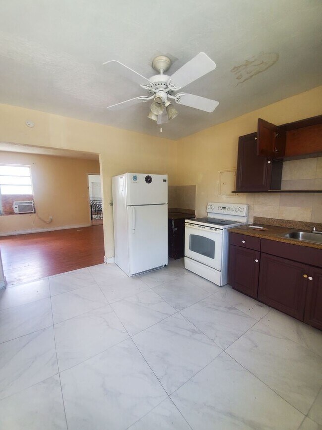 Foto del edificio - 680 SW 7th Ave