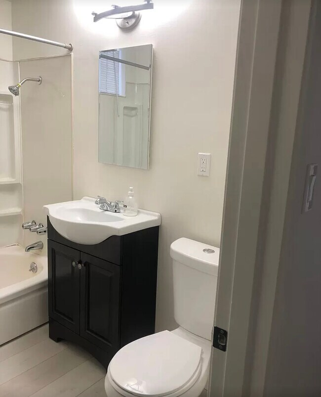 Building Photo - 422 W Elk Ave