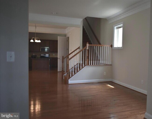 Building Photo - Luxurious Single-Family Home in Vibrant On...