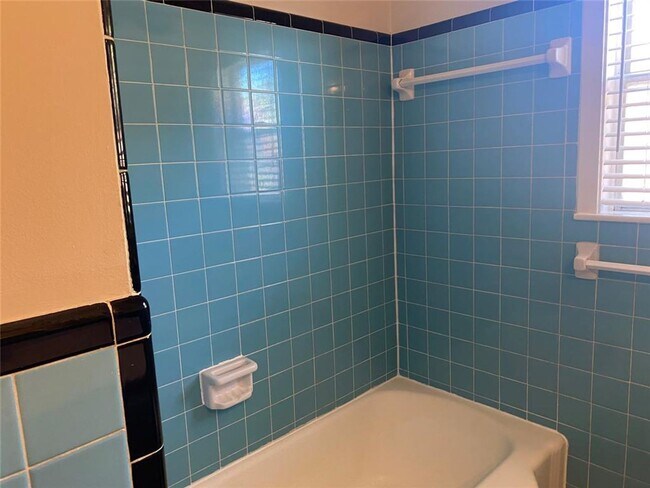 Foto del edificio - CUTE 3 BEDROOM, 2 BATHROOM HOME IN FISH VILLAGE. LARGE LIVING ARA WITH A SIZABLE KITCHEN, FORMAL ...