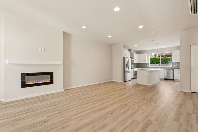 Foto del edificio - 4 Bedroom 3 Bath Stunning Brand New Town H...